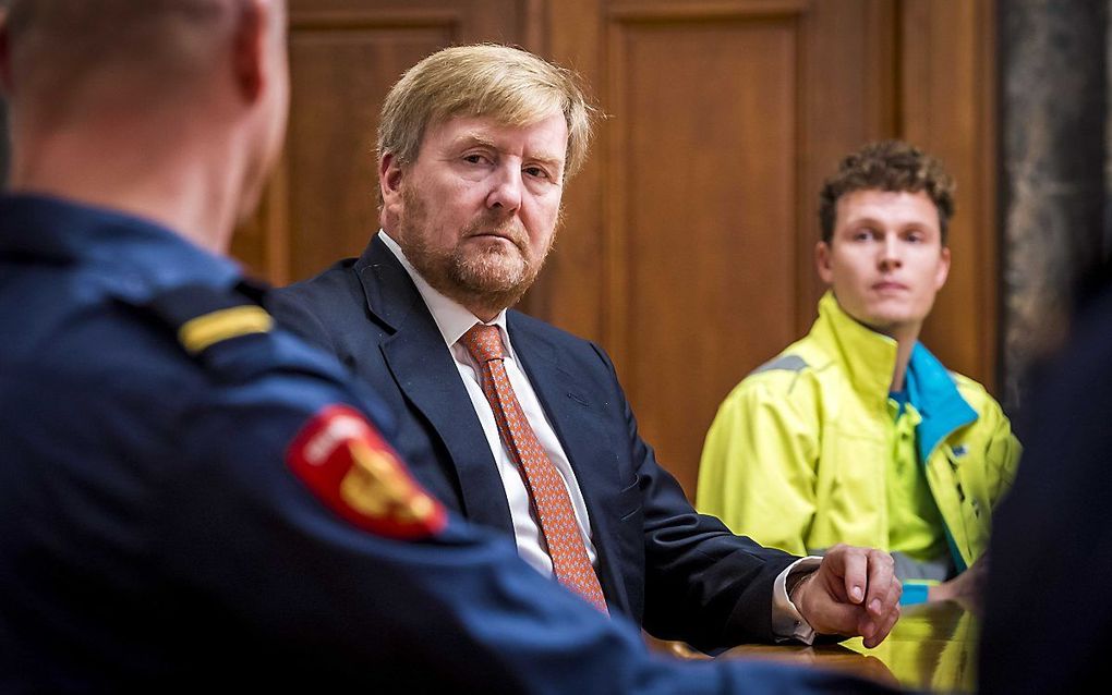 Koning Willem-Alexander spreekt in Rotterdam met hulpverleners. beeld ANP, Lex van Lieshout