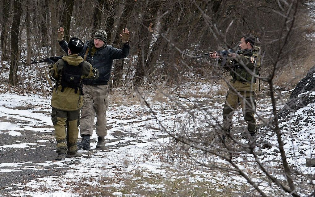 Twee Russische seperatisten ondervragen een man in 2015. beeld AFP, Vasily Maximov