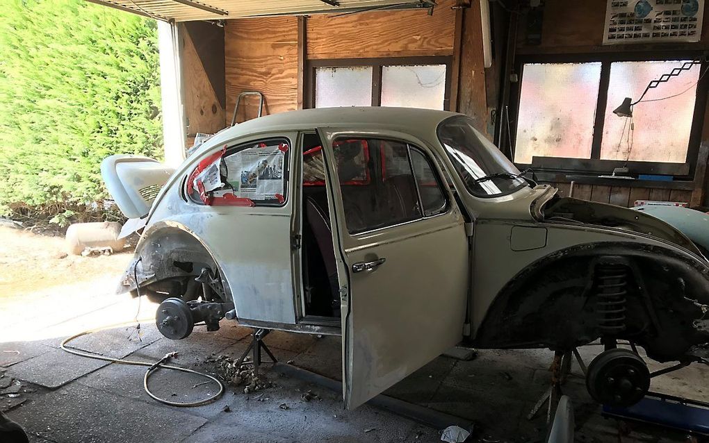 Peter van Vugt (18) uit Lisse is een Volkswagen Kever uit 1972 aan het opknappen. beeld Peter Vugt