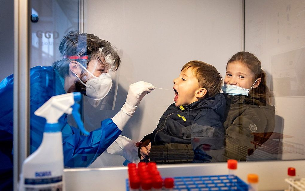 Een coronatest in de Jaarbeurs in Utrecht. beeld ANP, Ramon van Flymen