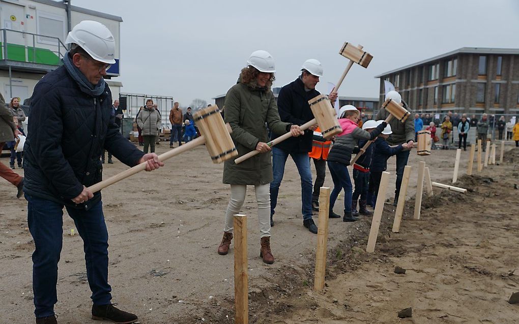 Symbolisch werden de eerste palen geslagen. beeld protestantse gemeente Gorinchem