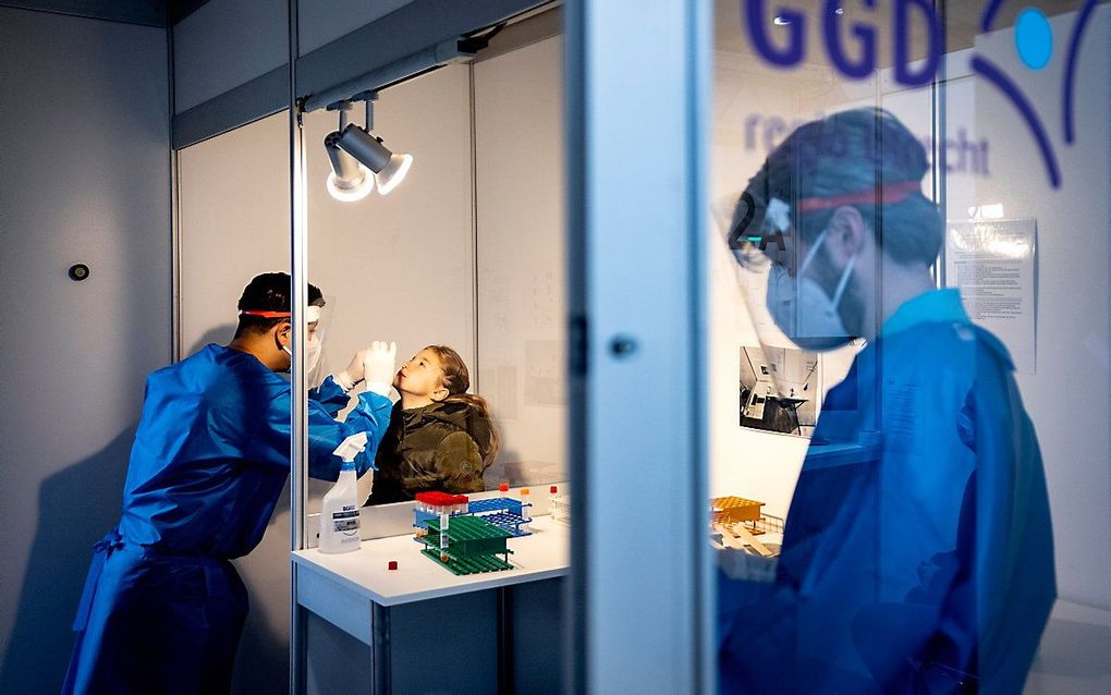 GGD-medewerkers aan het werk op een coronatestlocatie van GGD regio Utrecht. beeld ANP, Ramon van Flymen