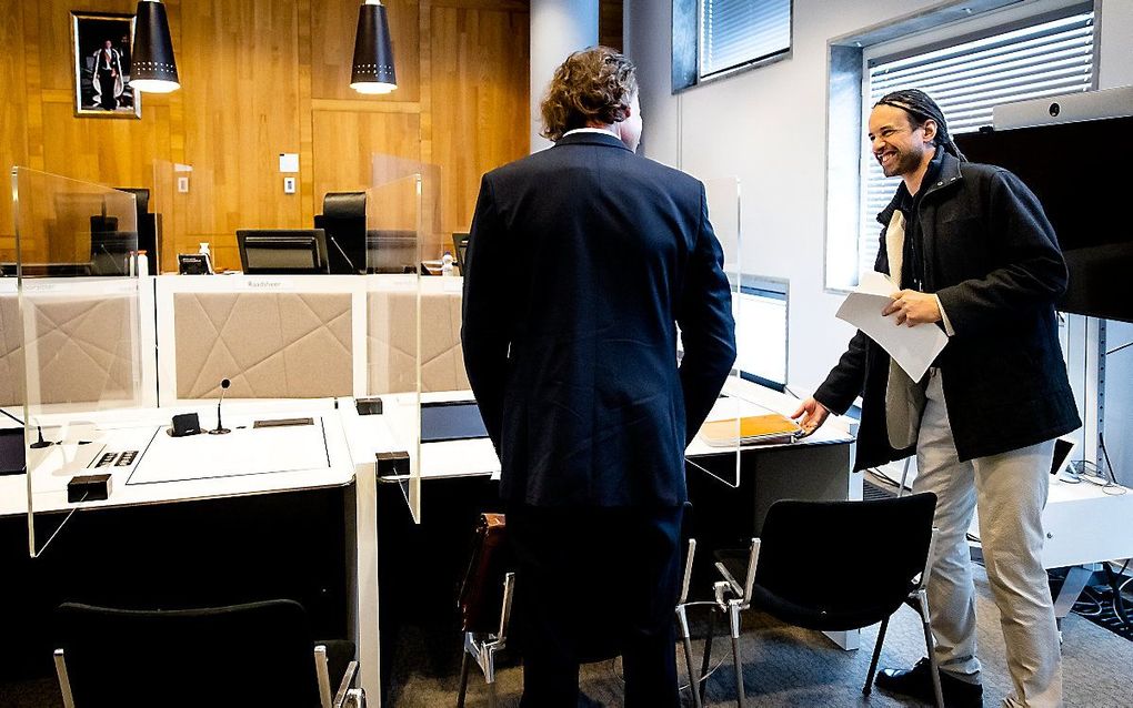 Willem Engel (rechts) en Jeroen Pols van Viruswaarheid voorafgaand aan een zitting van hun zaak tegen de Nederlandse staat. beeld ANP, Sem van der Wal