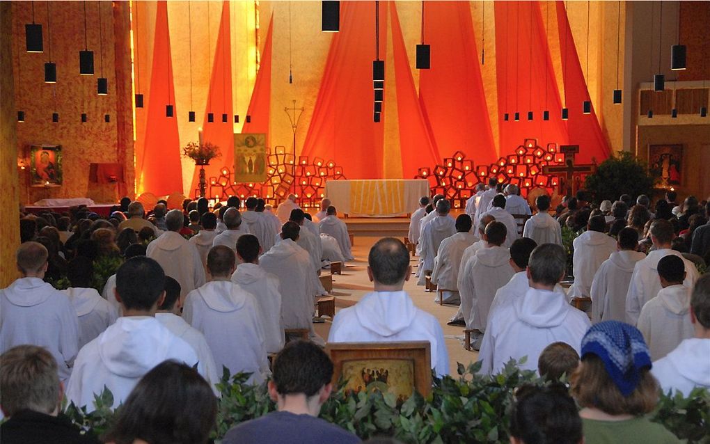 Christelijke jongeren en ouderen komen samen in de oecumenische gemeenschap Taizé in Frankrijk. beeld Sabine Leutenegger