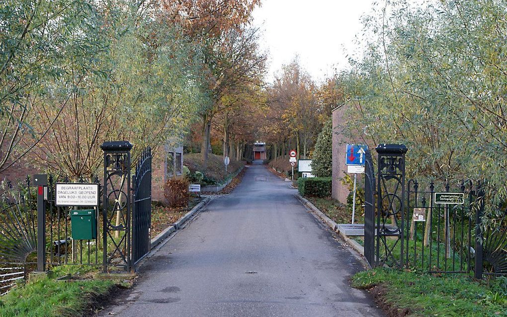 Één schrede tussen leven en dood. Foto: begraafplaats Oud Kralingen in Rotterdam. beeld RD, Anton Dommerholt