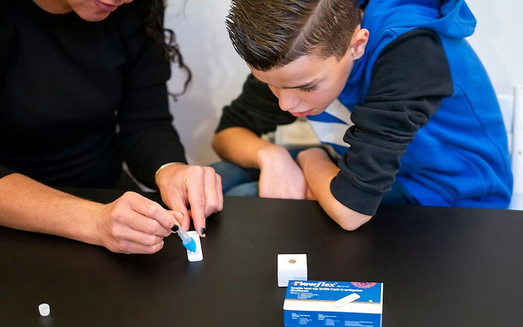 Een basisschoolleerling doet thuis een preventieve zelftest. beeld ANP, JEROEN JUMELET