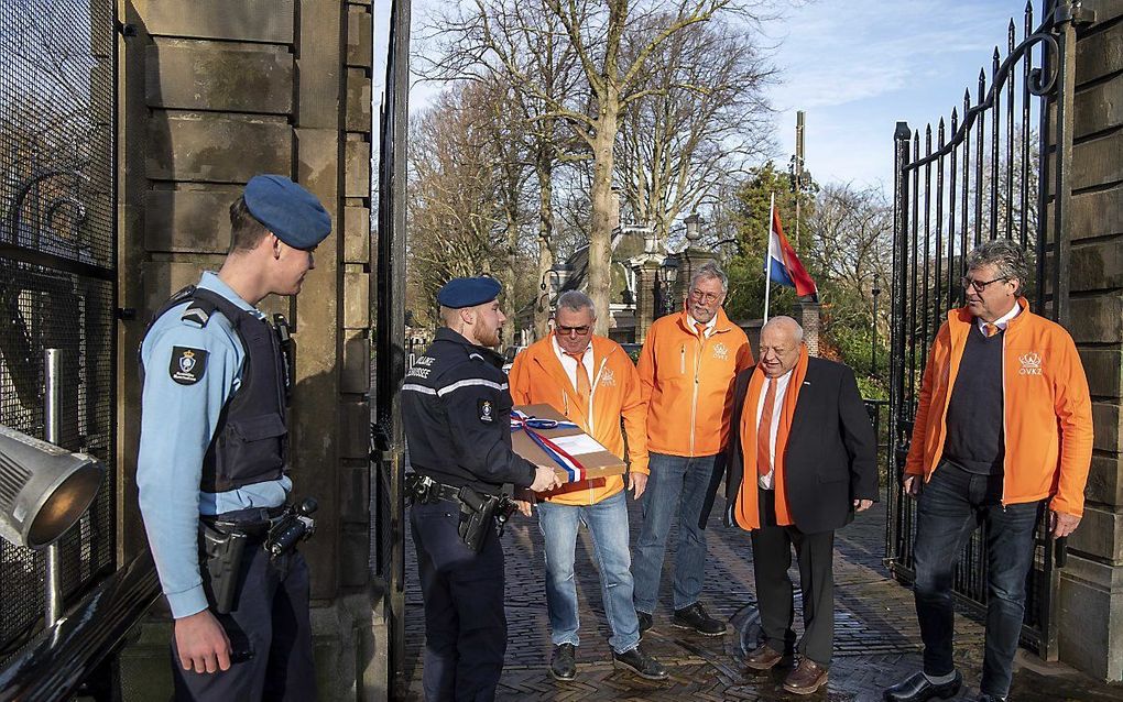 Bij Paleis Huis ten Bosch werden dinsdag bloemen afgegeven voor prinses Amalia. De Katwijkse Oranjevereniging (foto) bood een cadeau aan. beeld ANP, Frank van Beek