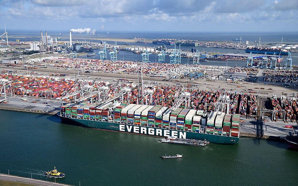 Containerschip Ever Given aan het laden en lossen in de Rotterdamse haven. beeld ANP, Bram van de Biezen