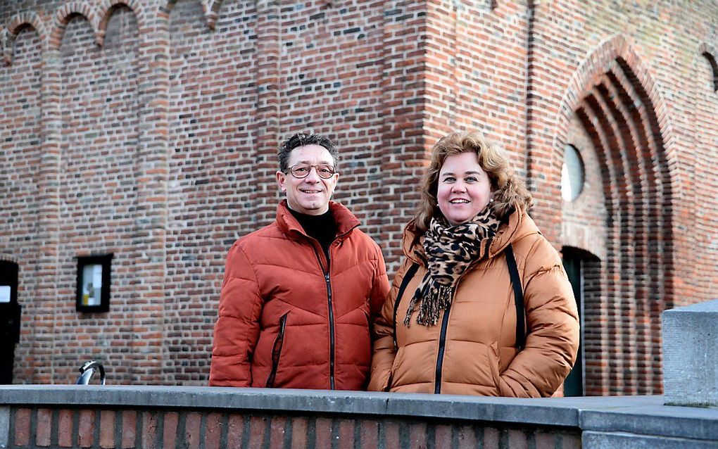 Renzo en Mariska Kok bij de Oude Kerk in Barneveld. beeld RD