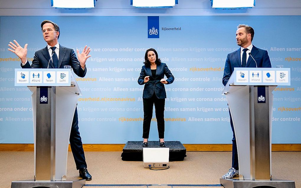 Demissionair premier Mark Rutte en demissionair minister Hugo de Jonge (Volksgezondheid, Welzijn en Sport) tijdens een persconferentie over strengere coronamaatregelen. beeld ANP, BART MAAT