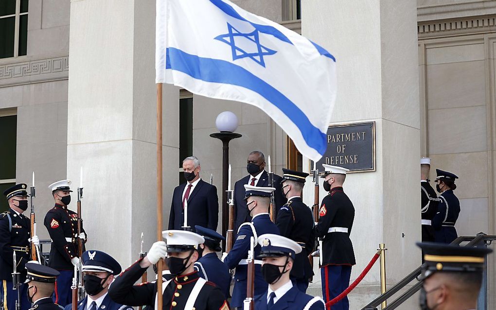 De Amerikaanse minister van Defensie Lloyd Austin verwelkomde donderdag zijn Israëlische ambtgenoot Benny Gantz bij het Pentagon in Arlington. beeld AFP, Alex Wong