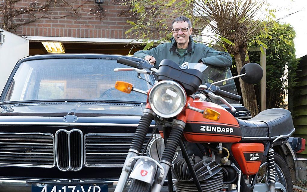 Ab Koppejan restaureert een BMW 2002tii uit 1973. De Zündapp ks125 is al klaar. beeld RD, Anton Dommerholt