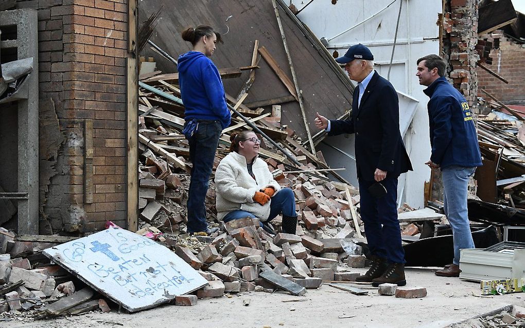 Biden op bezoek in Mayfield. beeld AFP, Brendan Smialowski