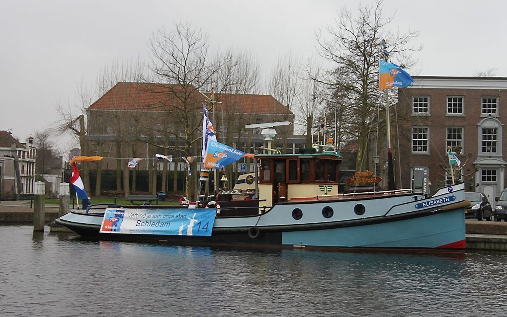 De CU/SGP-lijstcombinatie in Schiedam, die in 2021 ter ziele is gegaan, voerde in 2014 nog campagne voor de gemeenteraadsverkiezingen met een monumentale sleepboot. beeld CU/SGP Schiedam