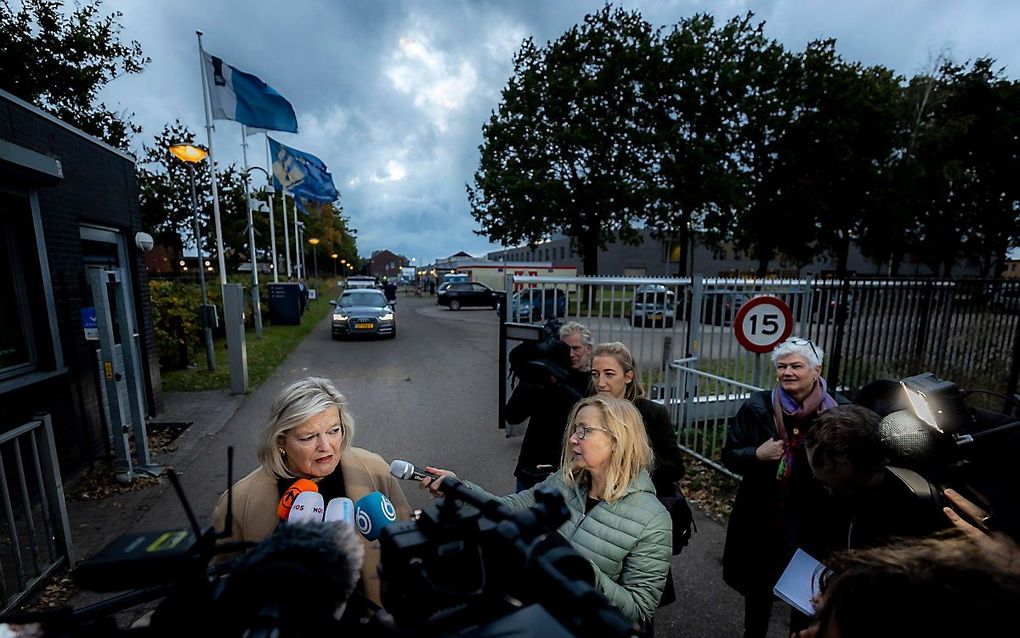 Staatssecretaris Broekers-Knol bij het azc in Ter Apel. beeld ANP, Remko de Waal