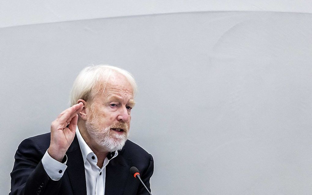 Jaap van Dissel, directeur van het Centrum Infectieziektebestrijding van het RIVM, praat de Tweede Kamer bij tijdens een technische briefing over de ontwikkelingen rondom het coronavirus. beeld ANP, Remko de Waal