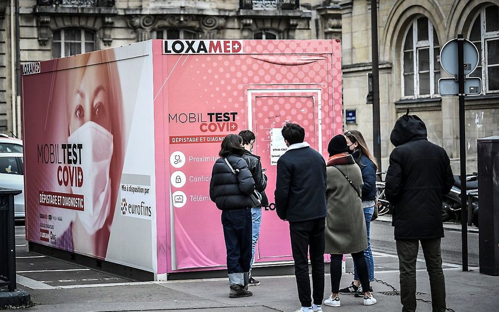 Mobiele testruimte in Parijs. beeld AFP, STEPHANE DE SAKUTIN