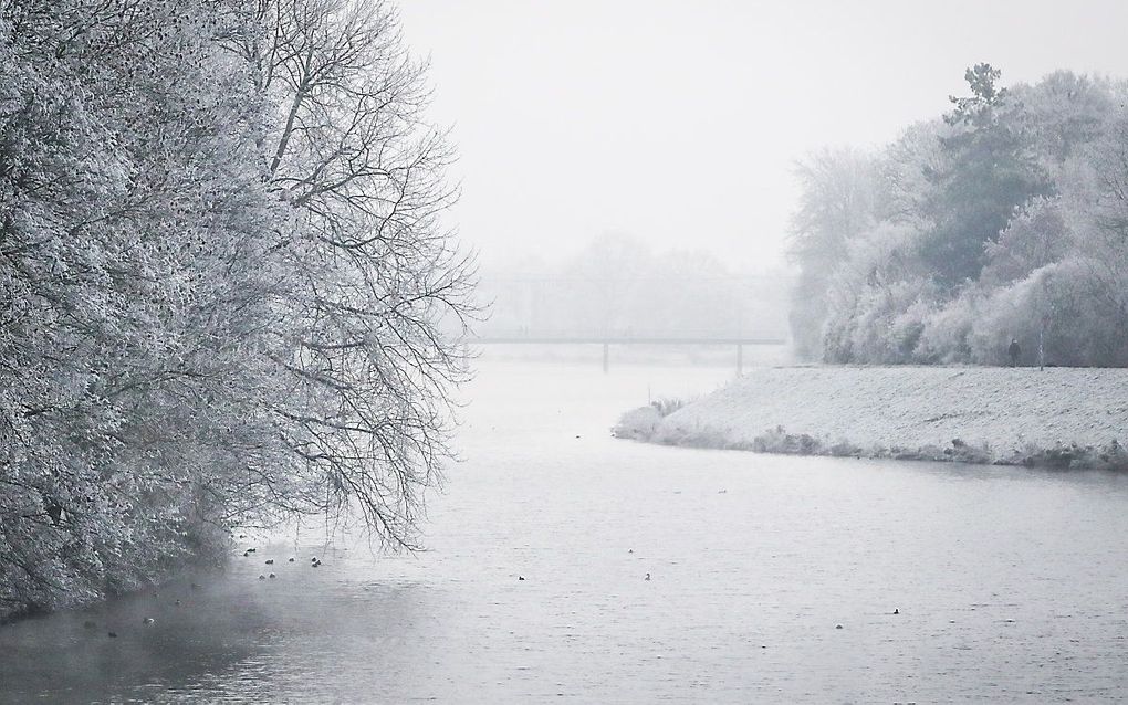 Het is voor het eerst sinds 2010 dat het tijdens kerst weer tot sneeuw komt. beeld EPA, FOCKE STRANGMANN