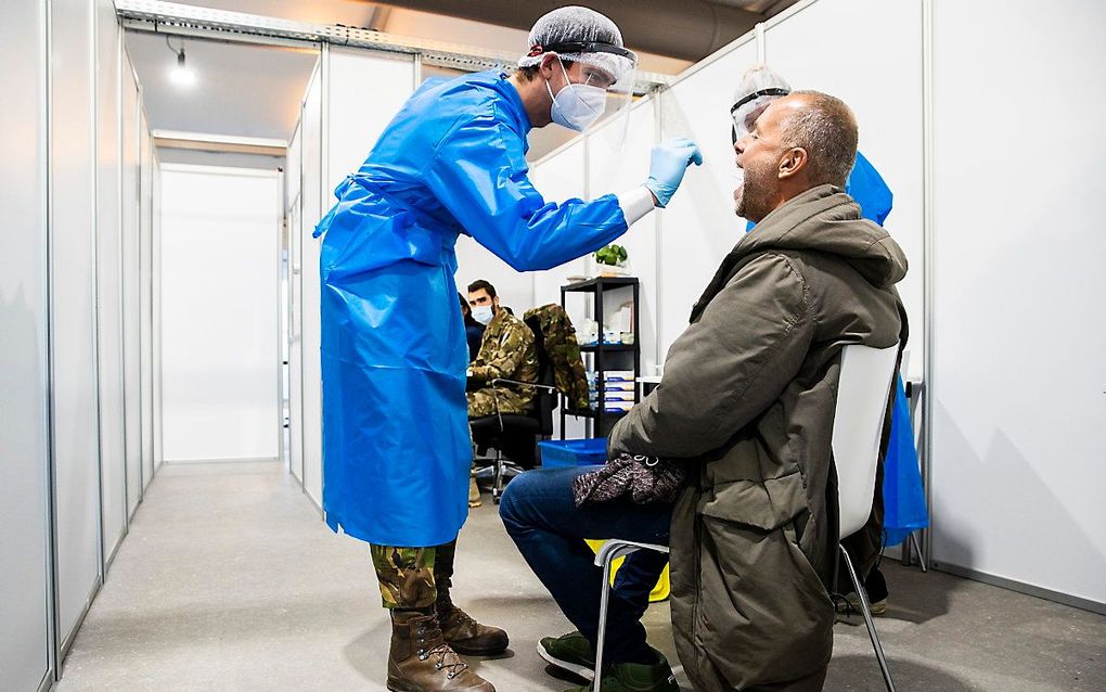 Medewerkers van Defensie helpeb bij een GGD-testlocatie. beeld ANP, Vincent Jannink