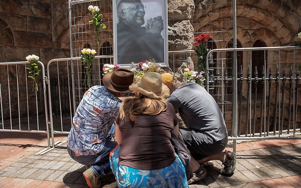 Mensen in Cape Town treuren om het overlijden van Tutu. beeld AFP, GIANLUIGI GUERCIA