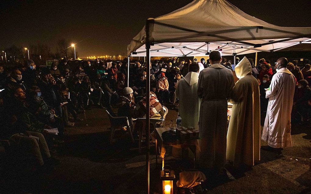 Kerstviering door migranten in Calais. Beeld AFP, Sameer Al-DOUMY