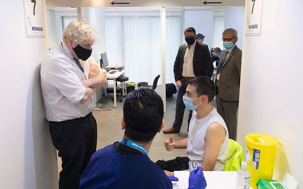 De Britse premier Boris Johnson bezoekt een vaccinatiecentrum in de stad Milton Keynes. beeld AFP, Geoff Pugh