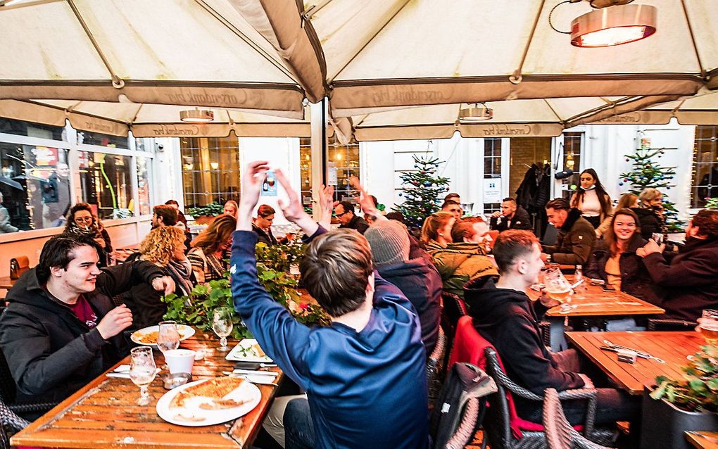 Drukte in de horeca rondom de Groenplaats in Antwerpen. Veel Nederlanders bezoeken de Belgische stad in de kerstvakantie, onder meer vanwege de coronabeperkingen in Nederland. beeld ANP, Jonas Roosens