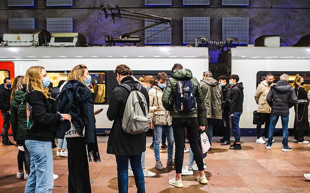 Reizigers op het station van Antwerpen. Veel Nederlanders bezoeken in de kerstvakantie de Belgische stad. beeld ANP, Jonas Roosens