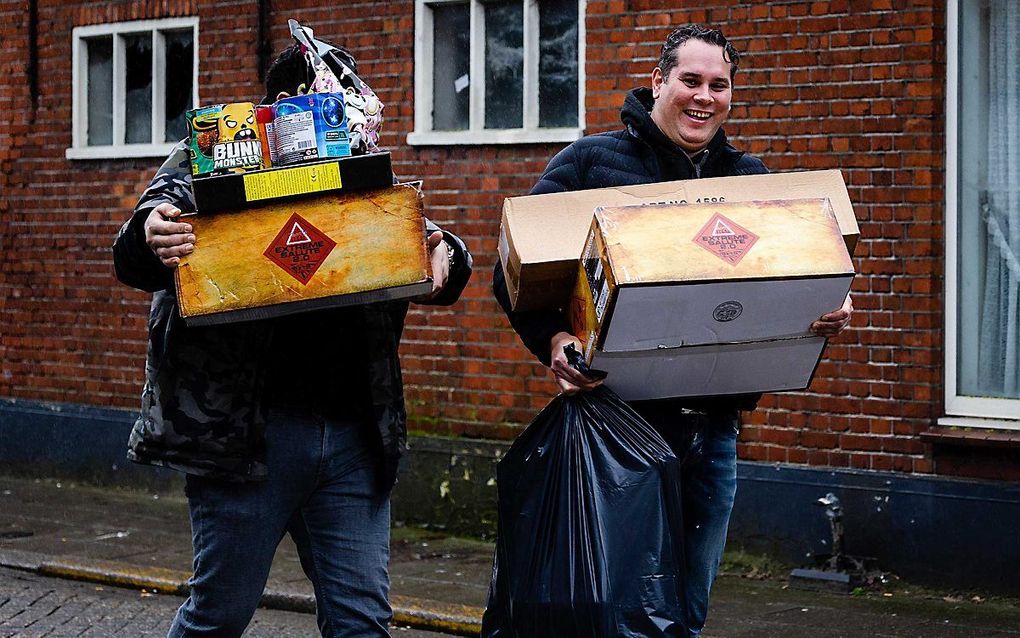 Oudejaarsdag wordt het in het zuiden mogelijk 15 graden en ook dat zou weer een landelijk dagrecord zijn. Foto: vuurwerkliefhebbers doen inkopen in grensplaats Baarle-Hertog. beeld ANP, Jeffrey Groeneweg