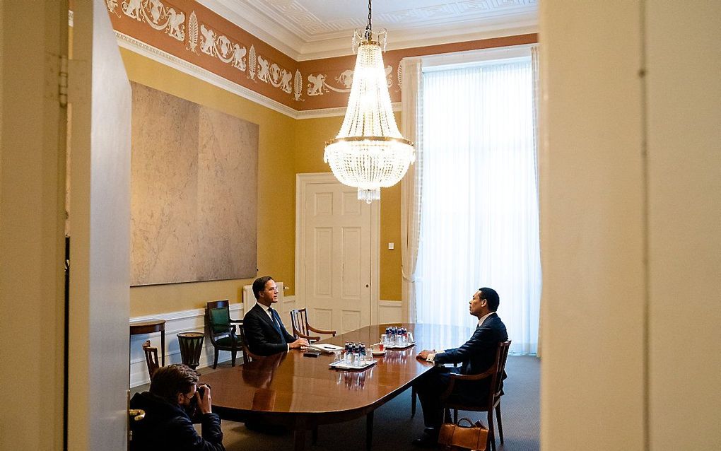 Beoogd minister Franc Weerwind voor Rechtsbescherming wordt ontvangen in het Logement door formateur Mark Rutte (VVD). beeld ANP, BART MAAT