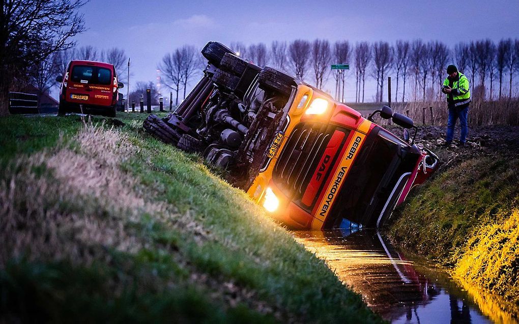 Bij Zuid-Beijerland raakte een vrachtwagen door gladheid van de weg. beeld ANP, Jeffrey Groeneweg