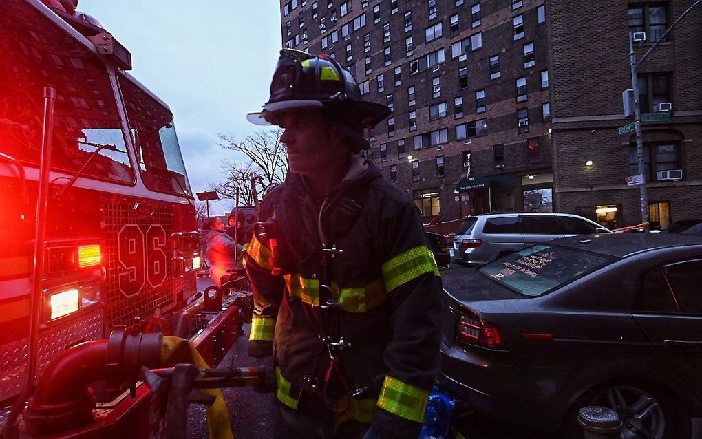 Brandweer aan het werk bij het flatgebow in The Bronx. beeld AFP, Ed JONES