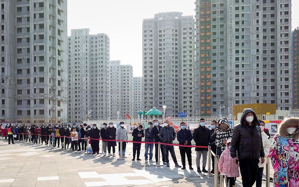 Mensen in de Chinese stad Tianjin in de rij voor een coronatest. beeld EPA/GT