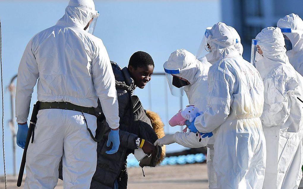 Een migrant arriveert op Sicilië. beeld EPA, Carmelo Imbesi