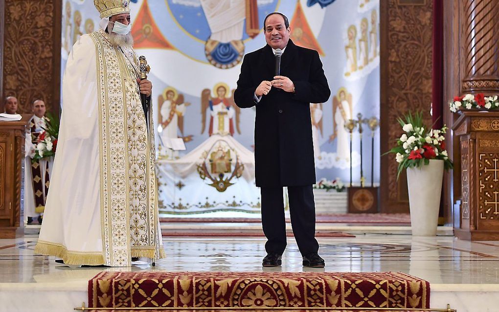 De Egyptische president Al-Sisi woont een kerstdienst bij van de Koptisch-Orthodoxe Kerk bij. beeld EPA