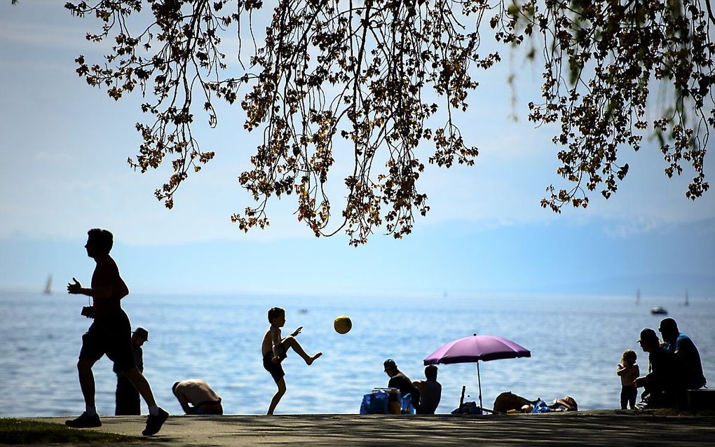 Meer van Genève, april 2021. beeld EPA Laurent Gillieron