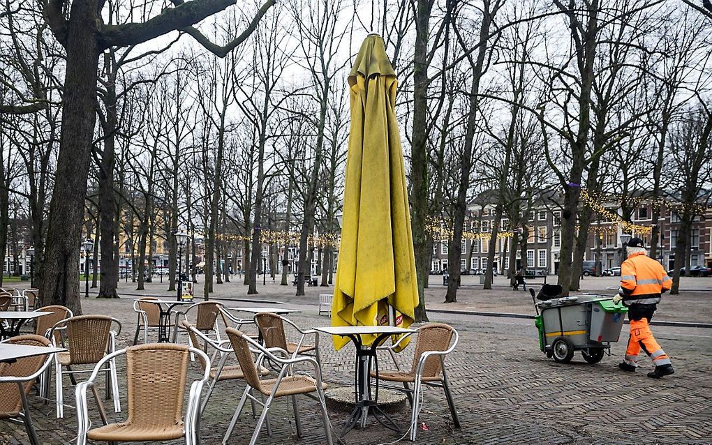 Een gesloten terras in het centrum van Den Haag. De burgemeesters van de vier grote steden zijn niet van plan om de illegale opening van horecazaken en culturele instellingen oogluikend toe te staan. beeld ANP, Remko de Waal