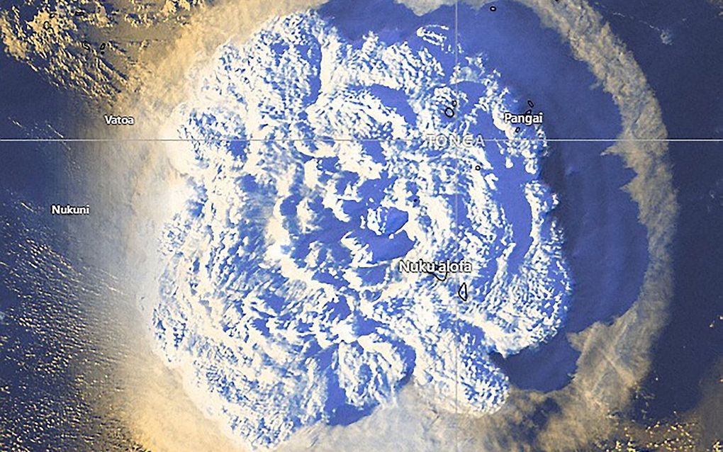 Sattelietbeeld van de vulkaanuitbarsting. beeld EPA/TONGA METEOROLOGICAL SERVICES