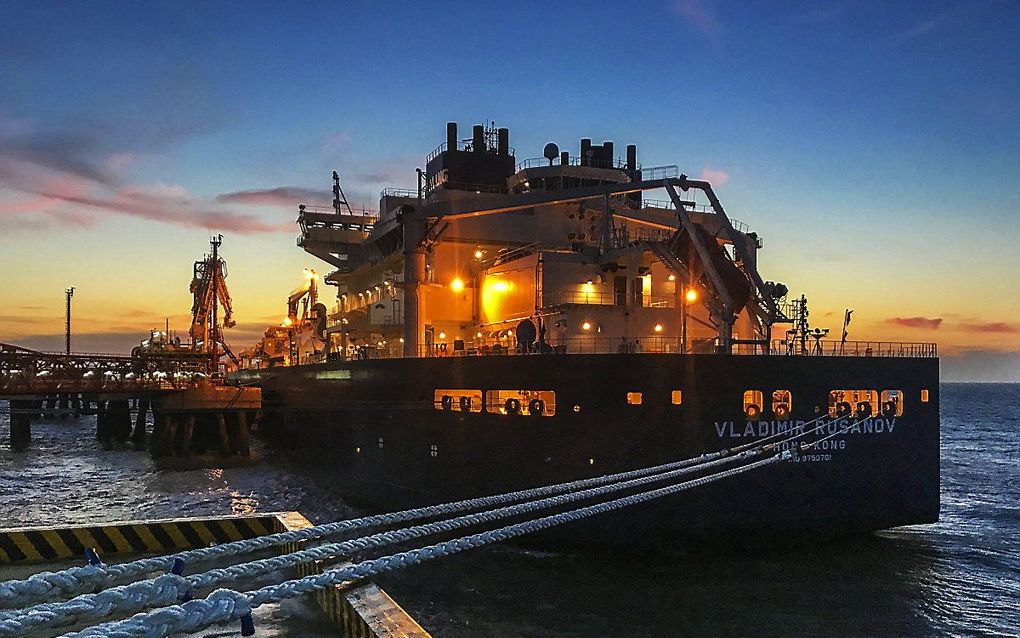 Een Russische LNG-tanker in de haven van Nantong, China. beeld AFP,