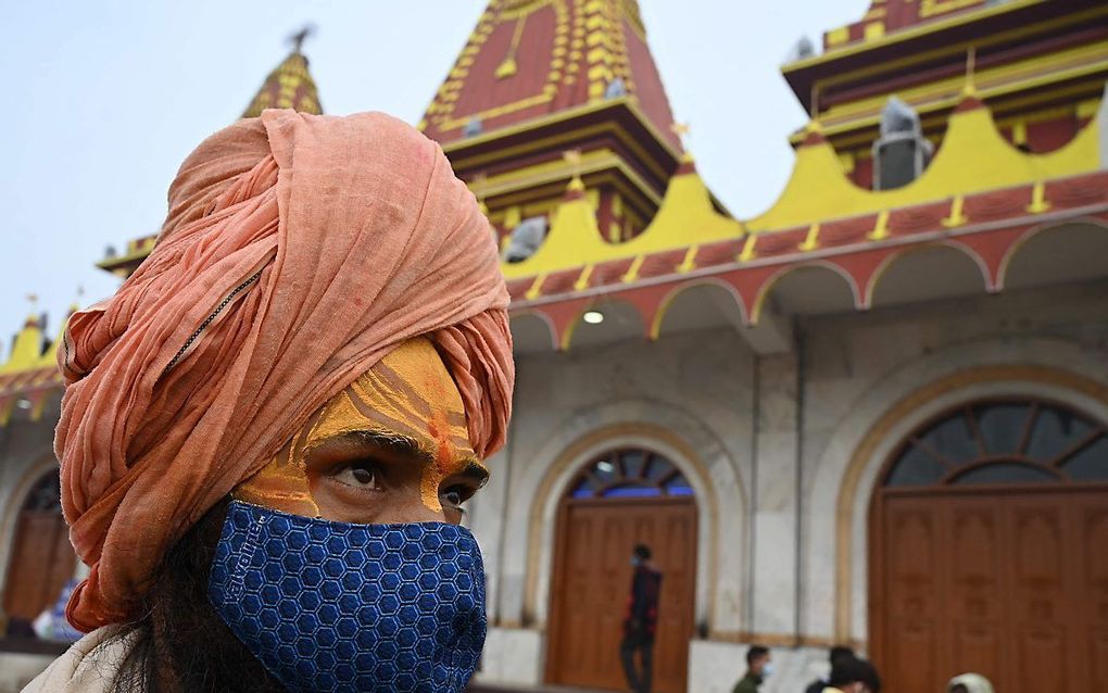 Indiase pelgrim arriveert bij tempel tijdens een van de Hindoefeesten. beeld AFP, Dibyangshu Sarkar