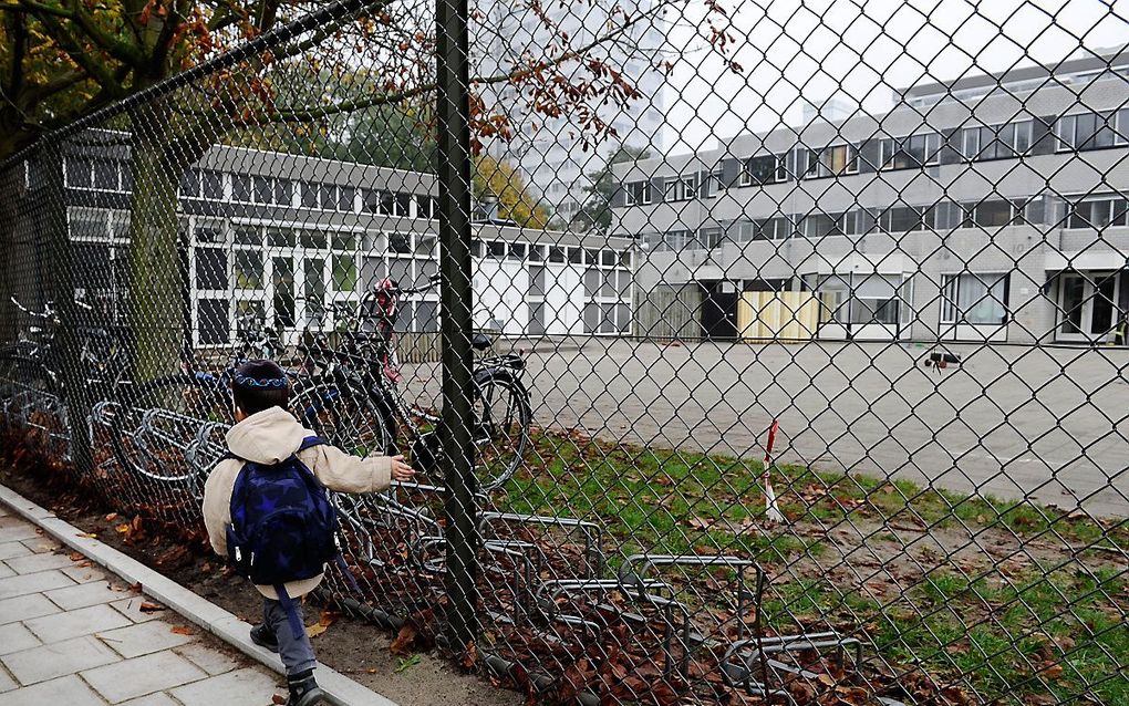 Een jongetje loopt naar de Joodse school het Cheider. beeld ANP, Evert Elzinga