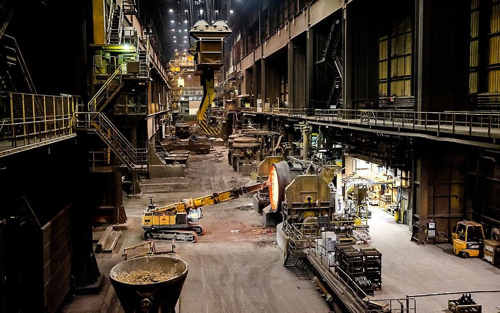 Een pan met staal wordt schoongemaakt in oxystaalfabriek 2 van Tata Steel. beeld ANP, Sem van der Wal