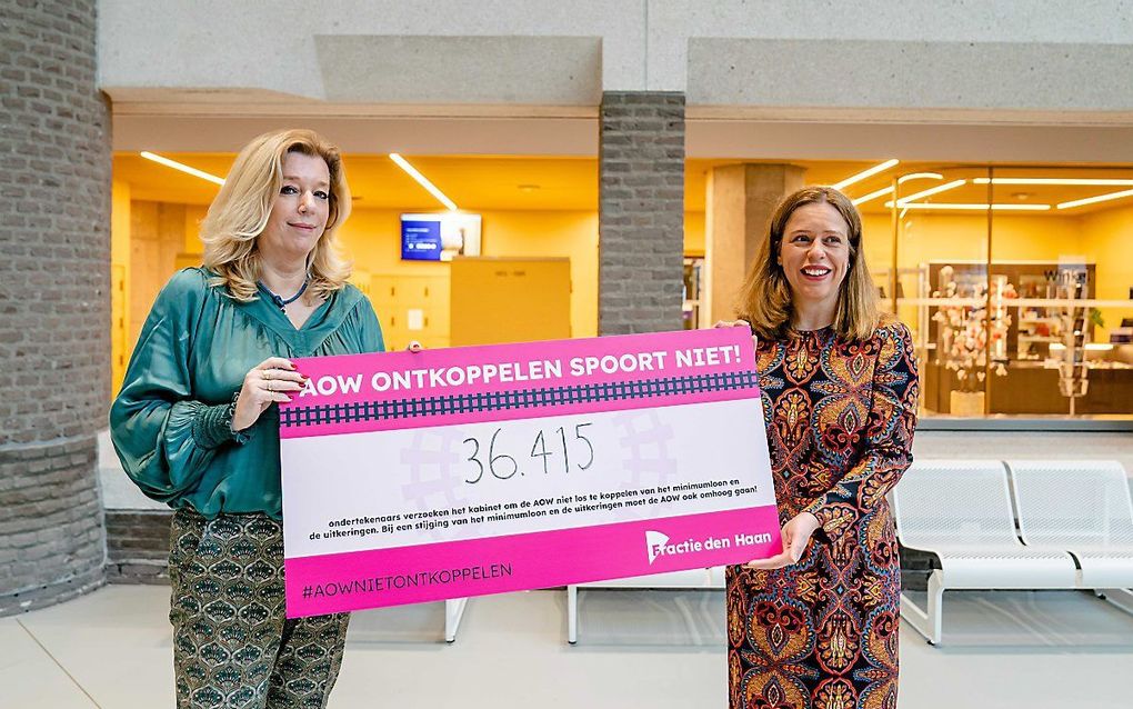 Tweede Kamerlid Liane den Haan (l.) overhandigt een petitie aan Carola Schouten, minister voor Armoedebeleid, Participatie en Pensioenen. De ruim 36.000 ondertekenaars keren zich tegen het ontkoppelen van de AOW en het minimumloon. beeld ANP, Bart Maat