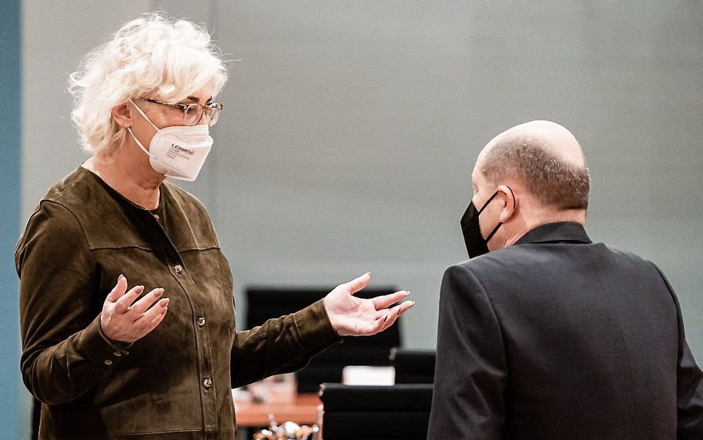 De Duitse minister van Defensie Christine Lambrecht in gesprek met bondskanselier Olaf Scholz. beeld EPA, Clemens Bilan