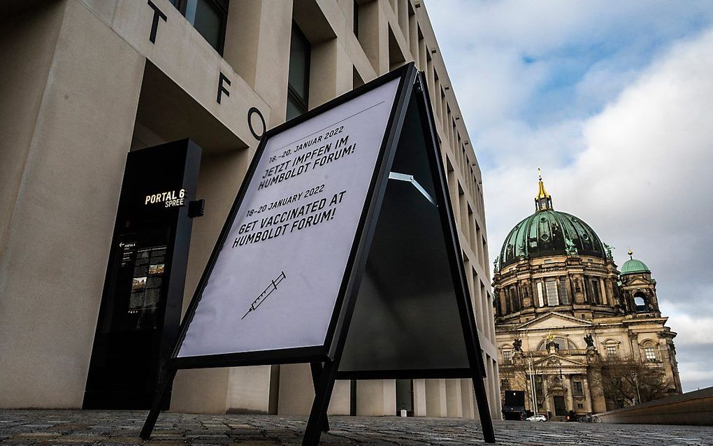 Een vaccinatiecentrum in Berlijn, vlakbij de Berlijnse Dom. beeld AFP, John MacDougall