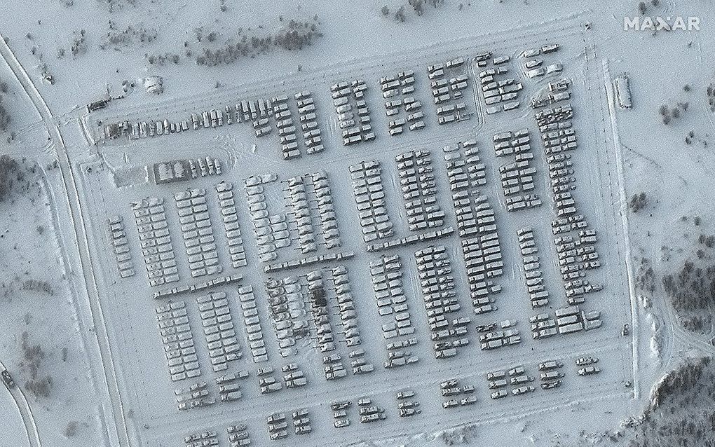 Satellietfoto van Russische militaire voertuigen in Jelnja, in het westen van Rusland. beeld EPA