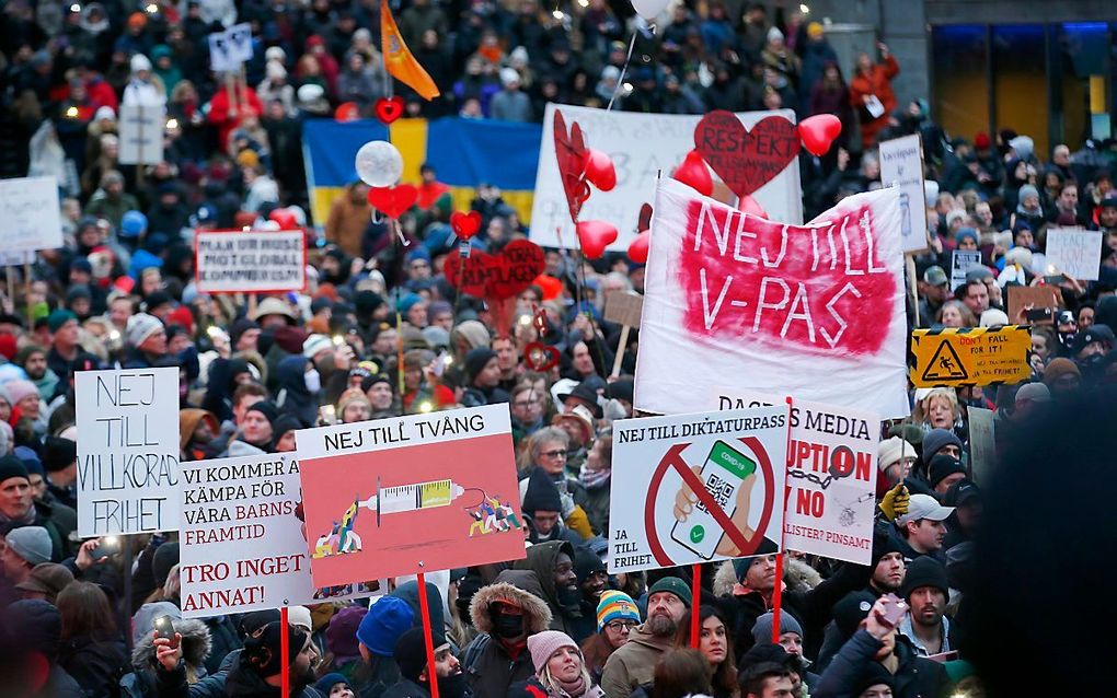 In Stockholm waren zaterdag ongeveer 9000 man op de been voor een mars georganiseerd door een groep die zich de Vrijheidsbeweging noemt. beeld EPA, Frederik Persson