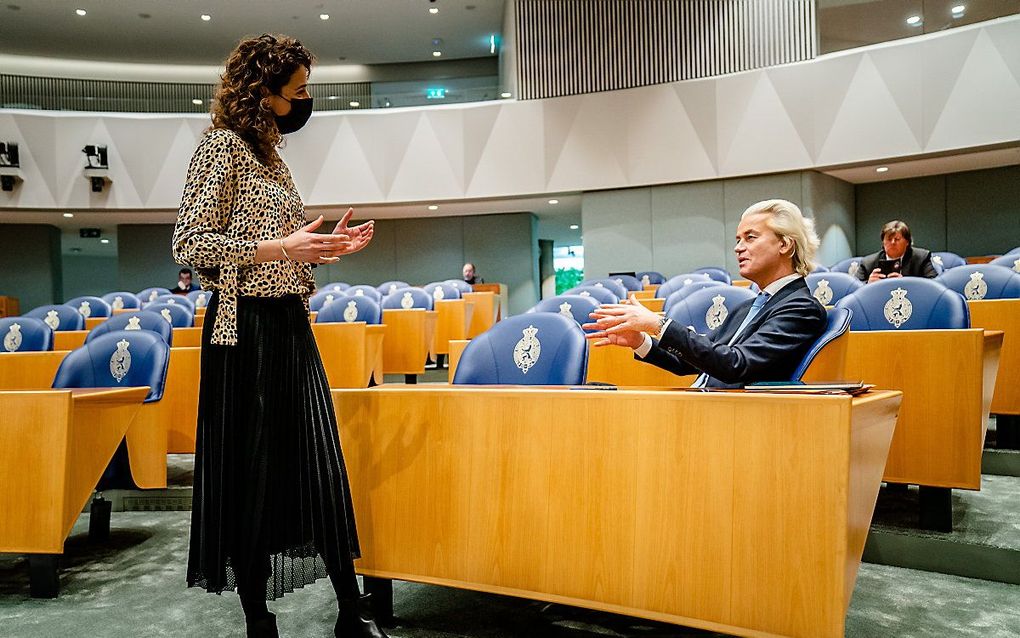 Sophie Hermans (VVD) en Geert Wilders (PVV) tijdens de voortzetting van het debat in de Tweede Kamer over de regeringsverklaring. beeld ANP, BART MAAT