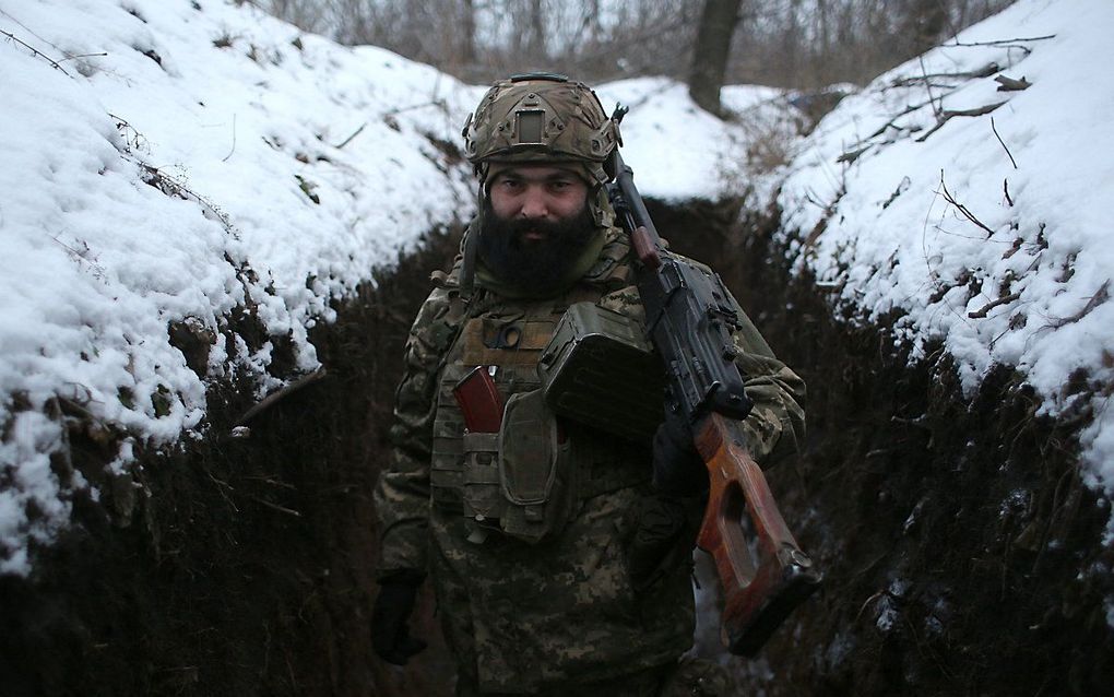 Oekraïense militair in de buurt van het dorp Zolote, in de regio Loehansk in Oekraïne. beeld AFP, Anatolii STEPANOV