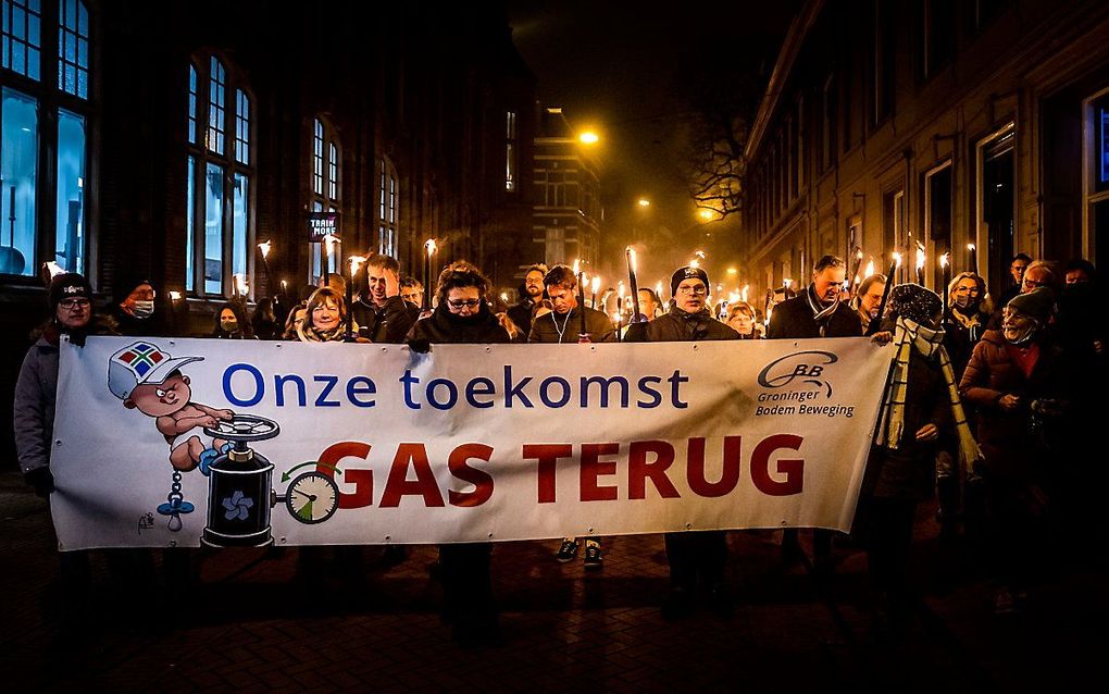 Deelnemers van een fakkelactie in het centrum van Groningen op 15 januari 2022. beeld ANP, Remko de Waal